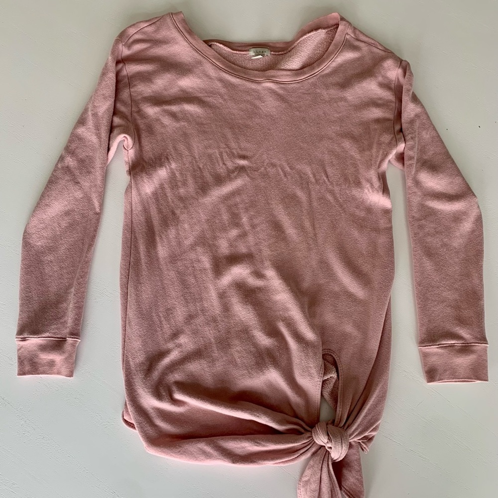 Sweatshirt with a tied knot